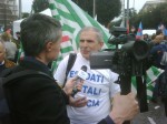 Beppe Zani, iscritto Cisl, esodato di Poste Italiane, intervistato da Teletutto durante la manifestazione di questa mattina