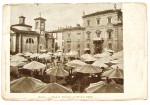 Piazza delle Erbe a Brescia in una cartolina della prima metà del Novecento