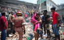 una foto sulla scena della tragedia nella fabbrica tessile del rana plaza in  bangladesh