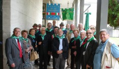 a sinistra i familiari del partigiano con i partecipanti alla cerimonia
