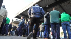 tute bluall'ingresso di una fabbrica