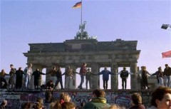 9 novembre 1989, viene abbattuto il muro di berlino