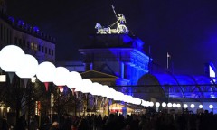 il tracciato del muro è segnato per questo 25° anniversario da un "confine di luce" ideato dagli artisti Christofer e Marc Bauder