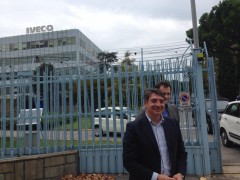 il sindaco di brescia emilio del bono davanti allo stabilimento iveco