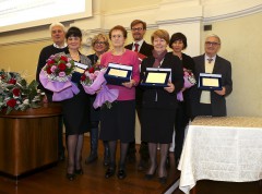 da sinistra, Marina Baronchelli, Elda Gussago, Angela Ravelli Damioli (che ha ritirato il premio a nome di Zeno Rinaldi), Gabriella Panzera e Gino Corti; in secondo piano Alfonso Rossini, Carla Bisleri e Andrea Casavecchia