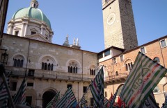 manifestazione sindacale nel cortile di palazzo broletto a brescia