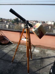 artigianale ma efficiente il marchingegno per guardare l'eclisse in sicurezza