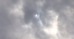 eclisse tra le nuvole nel cielo di brescia