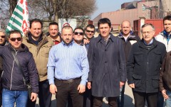 il sindaco di ospitaletto (al centro con il soprabito scuro) e alcuni lavoratori del presidio dela fim cisl