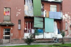 uno degli edifici aler di milano senza manutenzione