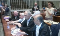 l'avvocato di parte civile per la Cisl, Piergiorgio Vittorini (secondo da destra) e il presidente dell'associazione delle vittime Milani nelle ore di attesa della sentenza 