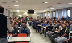 assemblea dei lavoratori iveco nello stabilimento di suzzara (mn)