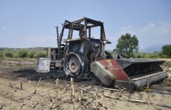la carcassa del trattore divorato dalle fiamme