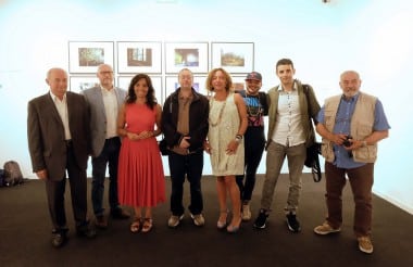 da sx, diego peli, giuseppe milanesi, federica balestrieri, dino luciano bertoli (vincitore del concorso), la curatrice della mostra, altri autori con uno dei tutor del progetto