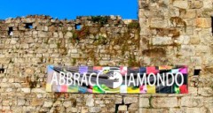 lo striscione k-pax appeso sulle mura del castello di breno (bs)