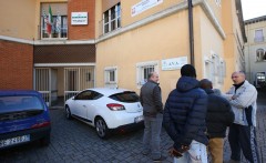 lavoratori della bozzoli davanti alla sede della cisl a gardone val trompia