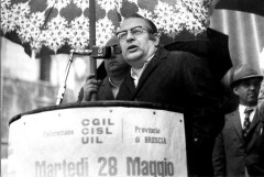 castrezzati parla dal palco della manifestazione pochi istanti prima dello scoppio della bomba in piazza loggia a brescia