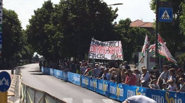 treviglio (bg): in attesa dell'arrivo dei ciclisti