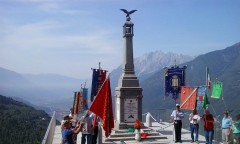 il raduno al piazzale belvedere nella commemorazione del 2015