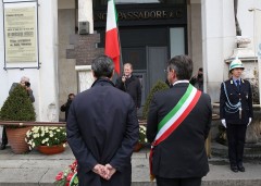 il ministro orlando e il sindaco del bono davanti alla stele che ricorda le vittime dlela strage di piazza della loggia