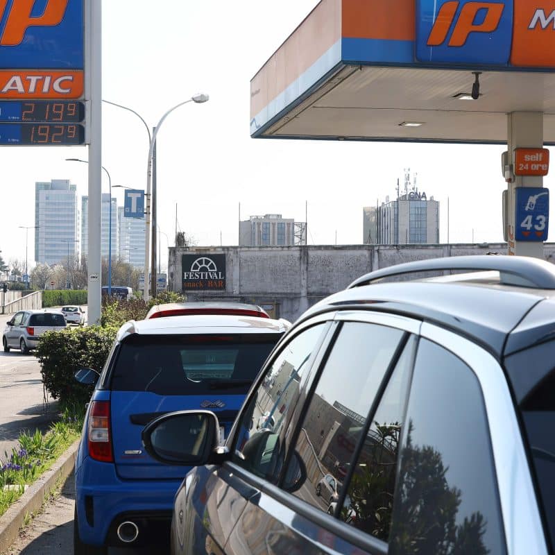 Adiconsum, basta giochetti sui prezzi dei carburanti